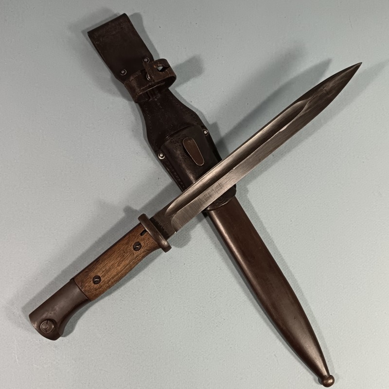 BAIONNETTE ALLEMANDE 98K FOURREAU ET BAIONNETTE MEME NUMERO DATE 1943 AVEC SON CUIR DATE 1937